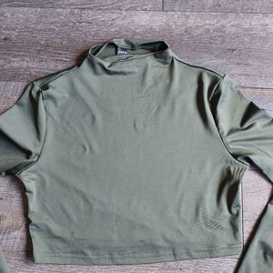 Green long-sleeved crop